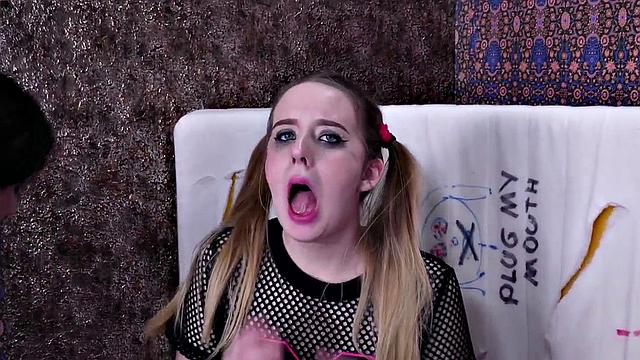 брюнетка доминирует над покорной девушкой со страпоном и дилдо