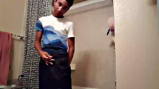 Hung Latin Twink Lucas Shower Jacking