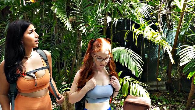 яркая рыжая с подругой кайфуют на природе с членом по-крупному