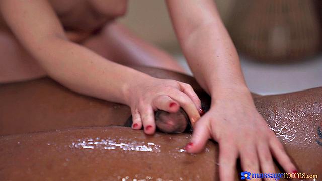 Блондинка-массажистка Lovita Fate дрочит клиенту и скачет на толстом члене до мощного оргазма с Little Maly, потом ебутся на полу и в обратной наезднице, сперма льется на лицо.