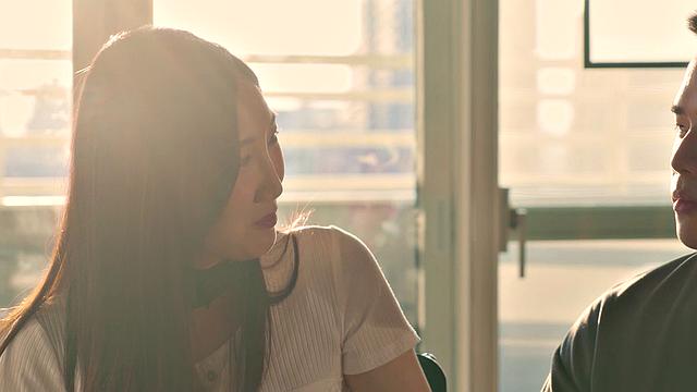 смотри, как ли мстит своему неверному мужу горячим сексом