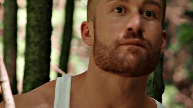 накачанный мужик трахает в жопу на улице