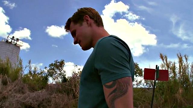 потлатый качок ловит ббк на свежем воздухе и лыбится