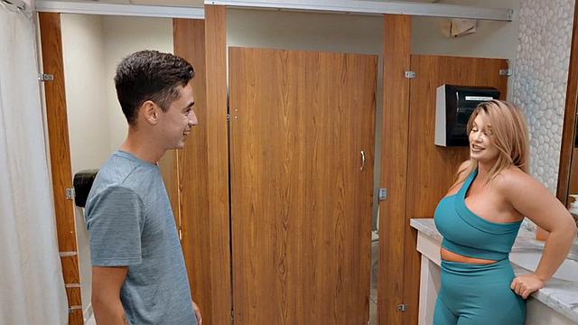 Short guy fucks big ass MILF from gym in toilet