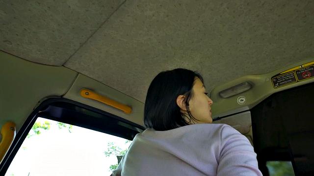 Skinny 21yo taxi client public fucked outdoors in cab
