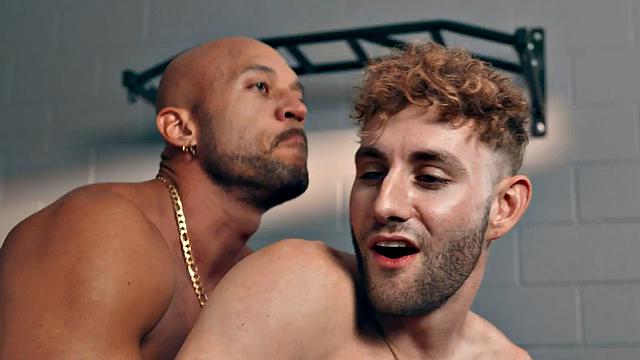 чёрный качок трахает парня из зала после глубокого минета