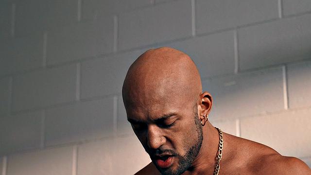 чёрный качок трахает парня из зала после глубокого минета