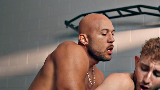 чёрный качок трахает парня из зала после глубокого минета