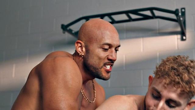 чёрный качок трахает парня из зала после глубокого минета