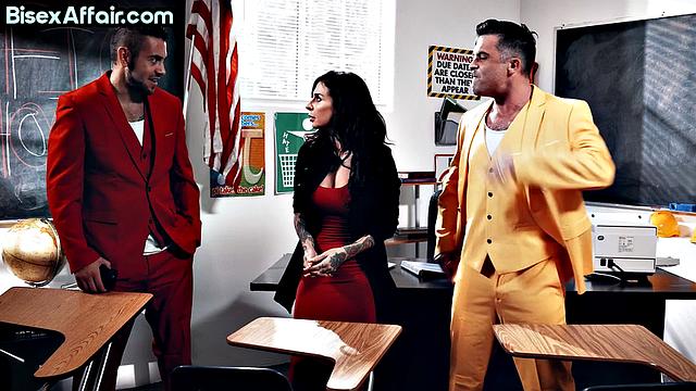 татуированная зрелка бросается в дикий би-тройничок