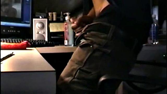 Зак не сдерживается и мощно кончает прямо в трусы