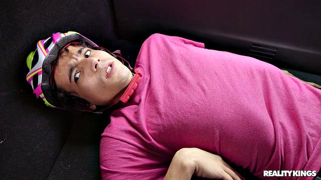 Дерзкая блондинка трахается с велосепедистом в багажнике после ссоры на дороге.