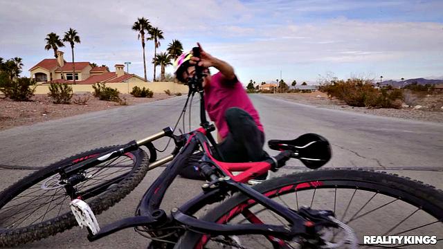 Дерзкая блондинка трахается с велосепедистом в багажнике после ссоры на дороге.