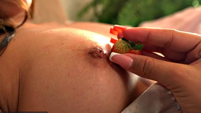 Sweet Colombian Ellen exposes her curvy body and dripping slit