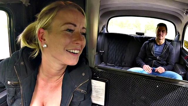 пышногрудая блондинка таксистка скачет на члене и потом берет в рот у клиента