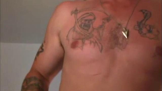 Джимми глубоко отсасывает зрелому парню и кончает на руку своего любовника.