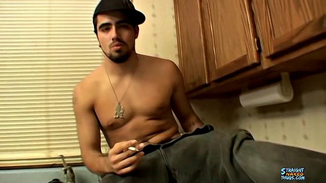Спанки дрочит свой волосатый член - Spanky