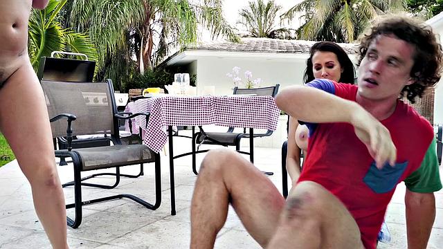 татуированная блондинка заводит горячее трио, мачеха не устояла