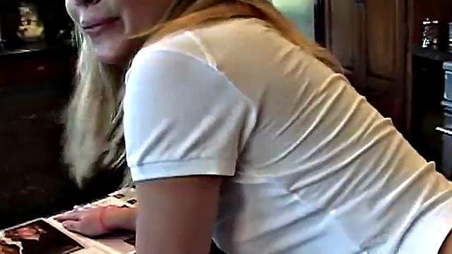 блондинка разносит себя пальчиками на глазах у тебя