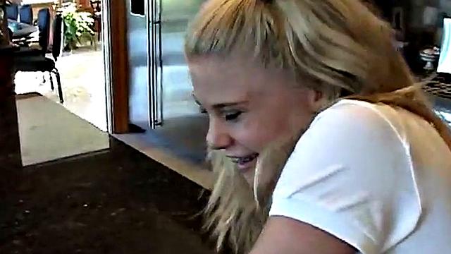 блондинка разносит себя пальчиками на глазах у тебя