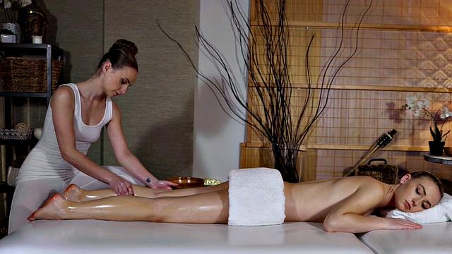 Rimjob lez masseuse scissoring client in passionate sex