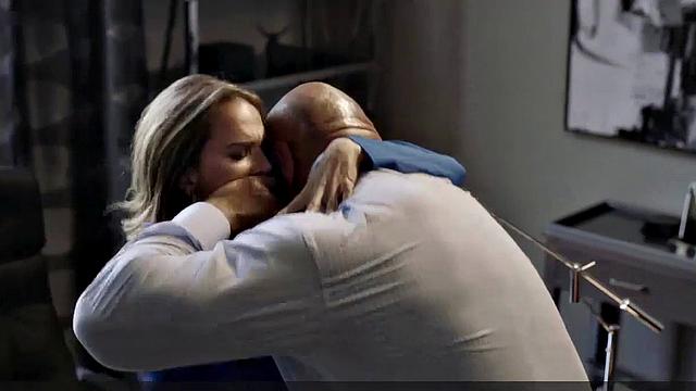 Ариэль Кеббел раздевается круче любой премьеры