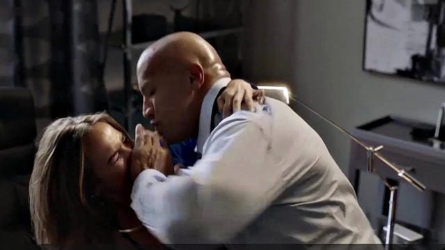 Ариэль Кеббел раздевается круче любой премьеры