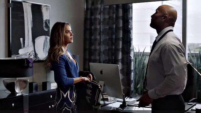 Ариэль Кеббел раздевается круче любой премьеры