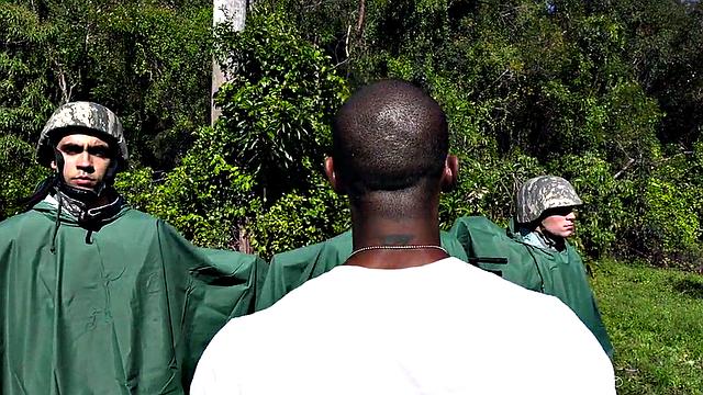 Качок в форме ловит военный заряд от друга прямо на свежем воздухе