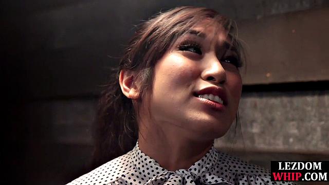 Две властные лесбиянки в страпоне жестко доминируют подругу в БДСМ тройничке, страсть и крики до оргазма!
