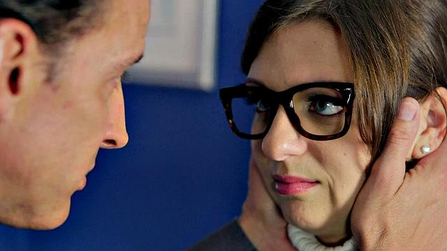 свитер только мешает - джессика ловит кремпай и смеётся над этим