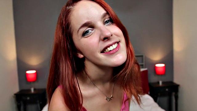 огненная рыжая с упругими сиськами сосёт член pov и ласкает выбритую киску