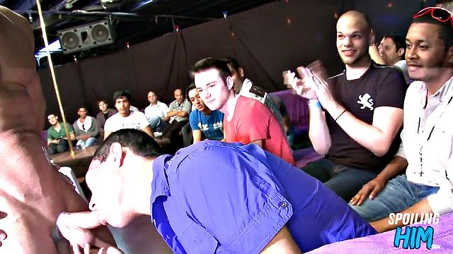Party amateurs giving head to dancers