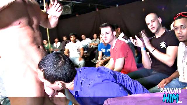 Party amateurs giving head to dancers