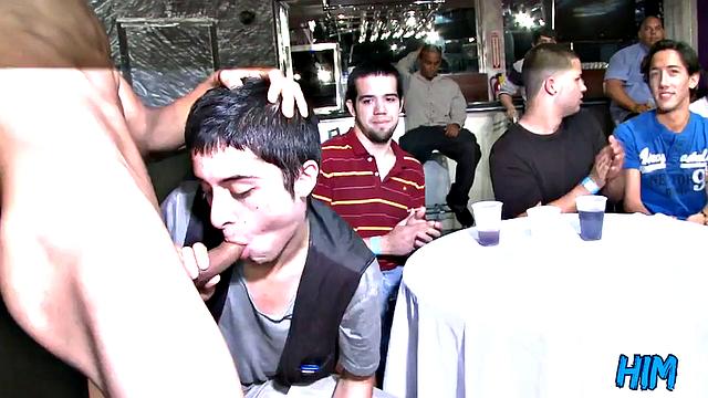Party amateurs giving head to dancers