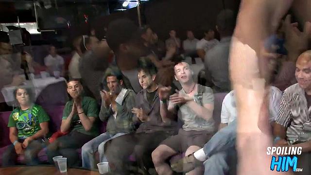 Party amateurs giving head to dancers