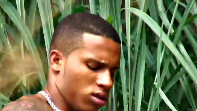 Showing a guy that your hardon pokes up past the top of your pocket is a sure way to get him out of his pants and into yours. Nestor Silveira gets a look at Luis Suares doing just that and that's it takes.