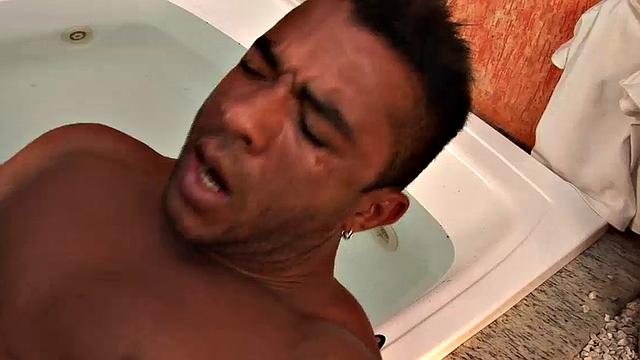 смотри, как деннис сосёт и получает по полной от дугласа