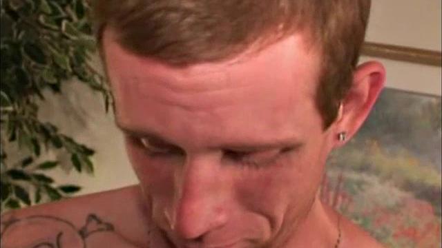 Колби жадно дрочит до последней капли спермы