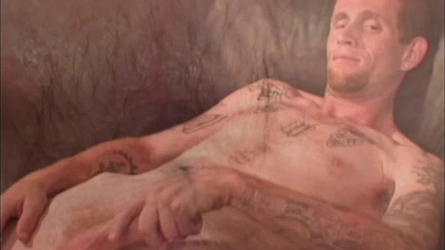 Колби жадно дрочит до последней капли спермы