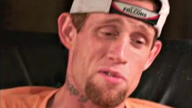 Колби жадно дрочит до последней капли спермы