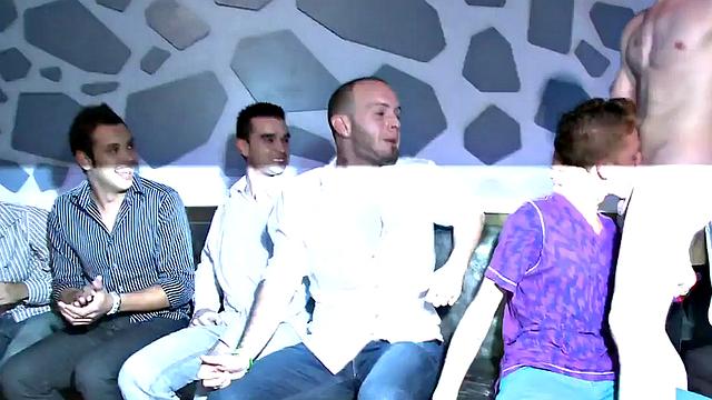 реальная стрип-вечеринка с публичными минетами