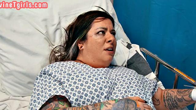 транс-докторша устраивает профилактику миссионерским способом