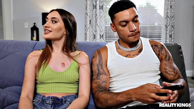 Сера Райдер не даёт парню смотреть матч - вместо этого отсасывает и скачет на диване прямо при подруге, ему только кайф от её упрямства.