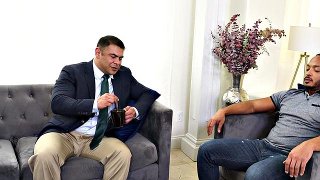 Качок-консультант скачет на черном клиенте и лижет попку в офисе