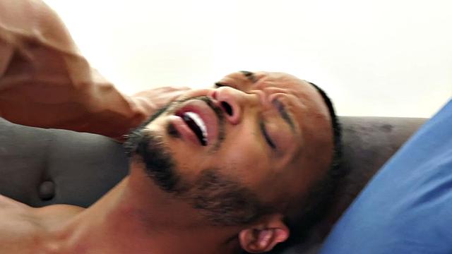 Качок-консультант скачет на черном клиенте и лижет попку в офисе