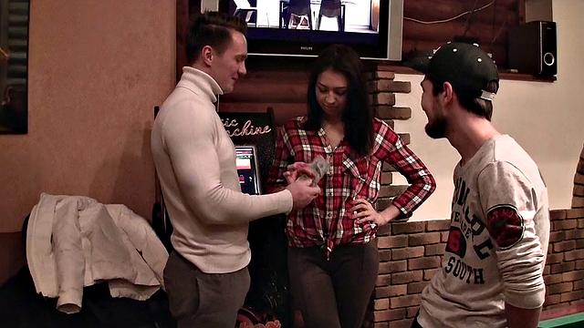 брюнетка трахается с двумя мужиками в душе