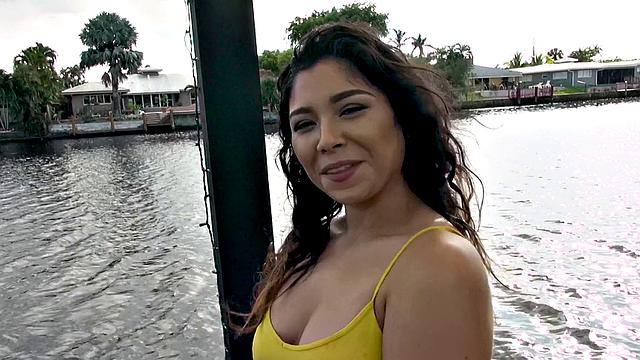 Блейз Джеймс и Тайлер Стил: латинка делает минет за деньги на причале