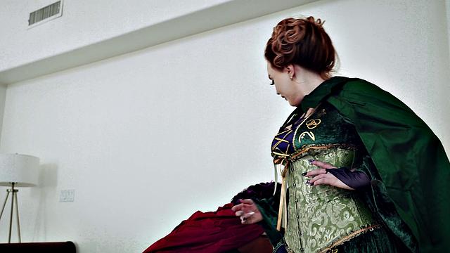 три ведьмы без трусов и неудачливый парень с подсвечником