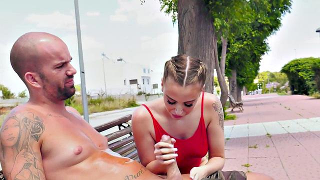 латинка в очках глубоко заглатывает и трахается на пляже на виду